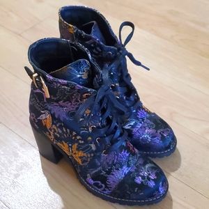 Lace up boots, high platform heel, embroidered floral pattern